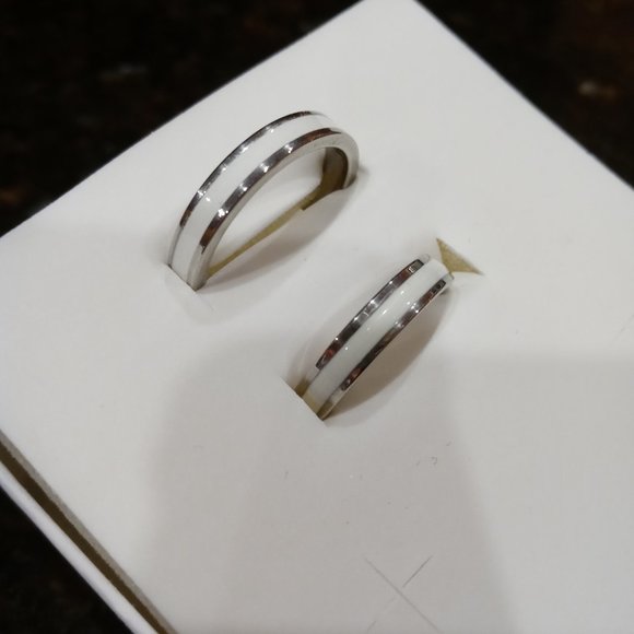NWT His & Hers Wedding Band Set - Picture 2 of 7